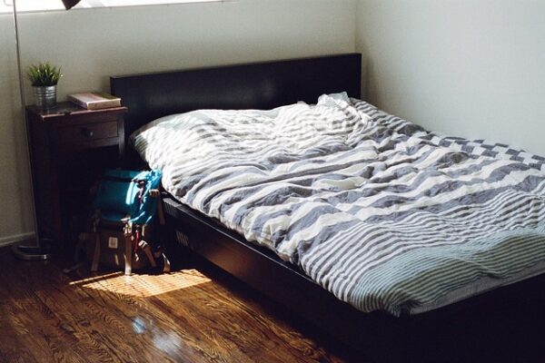 Natbordet som din bedste ven: Essentielle gadgets og smarte opfindelser til dit soveværelse